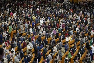 南韓基督徒4月17日帶著口罩，在首爾參加最大教會「汝矣島純福音教會」（Yoido Full Gospel Church）的復活節活動。從18日起，南韓將解除所有新冠禁令，與病毒共存，恢復正常生活，但仍需要戴口罩。（美聯社）