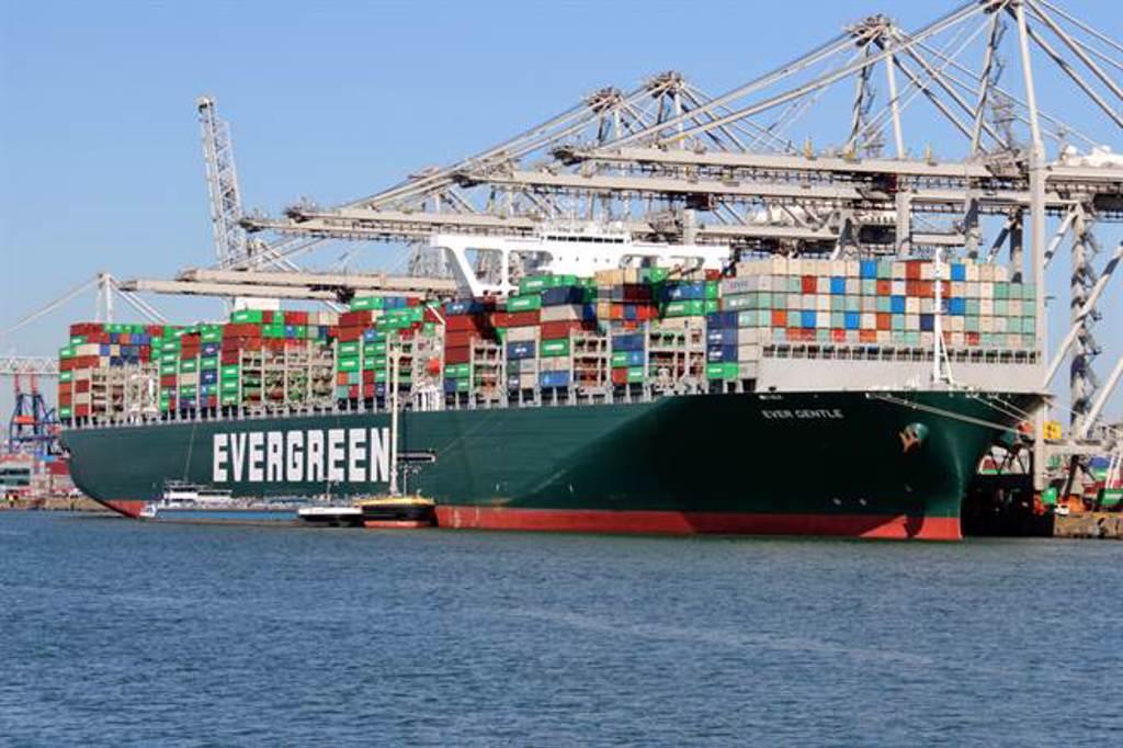 分析師表示，全球海運巨頭馬士基今年調升財測25％，貨櫃三雄就更有把握2022年EPS較2021年成長。（示意圖/達志影像/shutterstock）
