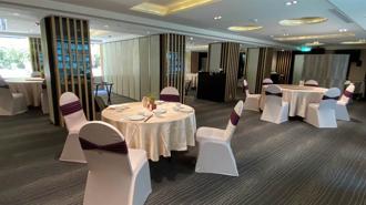 大地酒店館內餐廳奇岩一號中餐廳將所有的桌距都拉大至1.5-2公尺的距離。（大地提供）