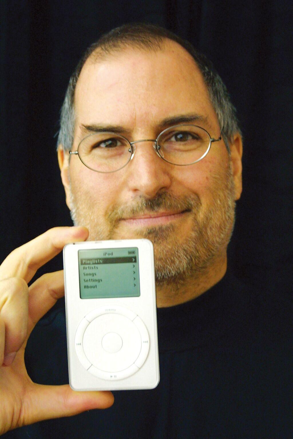 蘋果已故靈魂人物賈伯斯，在2001年首度展示售價400美元的iPod。圖／路透