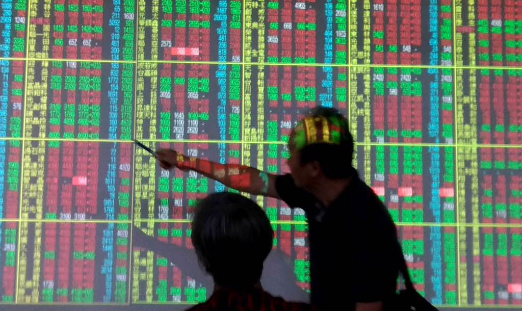 台股本益比回落至12倍以下，投信業者認為，雖技術面尚未扭轉，但基本面仍溫和成長，建議以中長期眼光布局高競爭力、高股息個股，並搭配主動選股基金安度築底期。(圖/中時報系資料照)