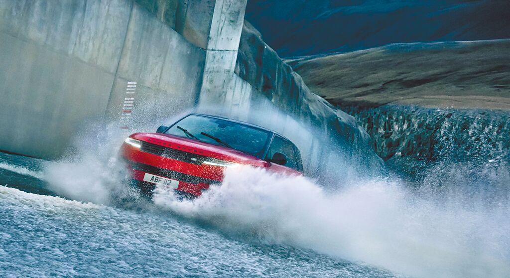 New Range Rover Sport日前於英國進行全球首演，發表影片中New Range Rover Sport衝上位於冰島的大壩，展現其極為強大的性能表現。圖／業者提供
