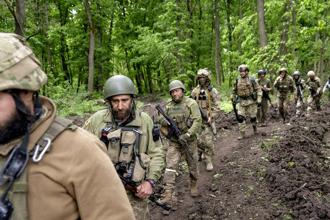 一支烏克蘭部隊15日首度抵達俄烏邊境。圖為一支烏克蘭部隊在哈爾科夫北邊的樹林中穿梭。（圖／美聯社）