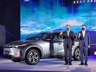 和泰車董事長黃南光（左）、總經理蘇純興（右）宣布TOYOTA bZ4X在台上市。（和泰車提供）