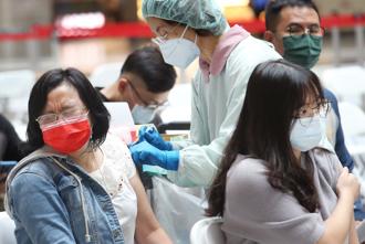 本土疫情嚴峻，不少民眾紛紛到台北車站接種站施打疫苗。（范揚光攝）