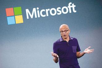 微軟執行長納德拉向員工宣布加薪計畫。圖／美聯社