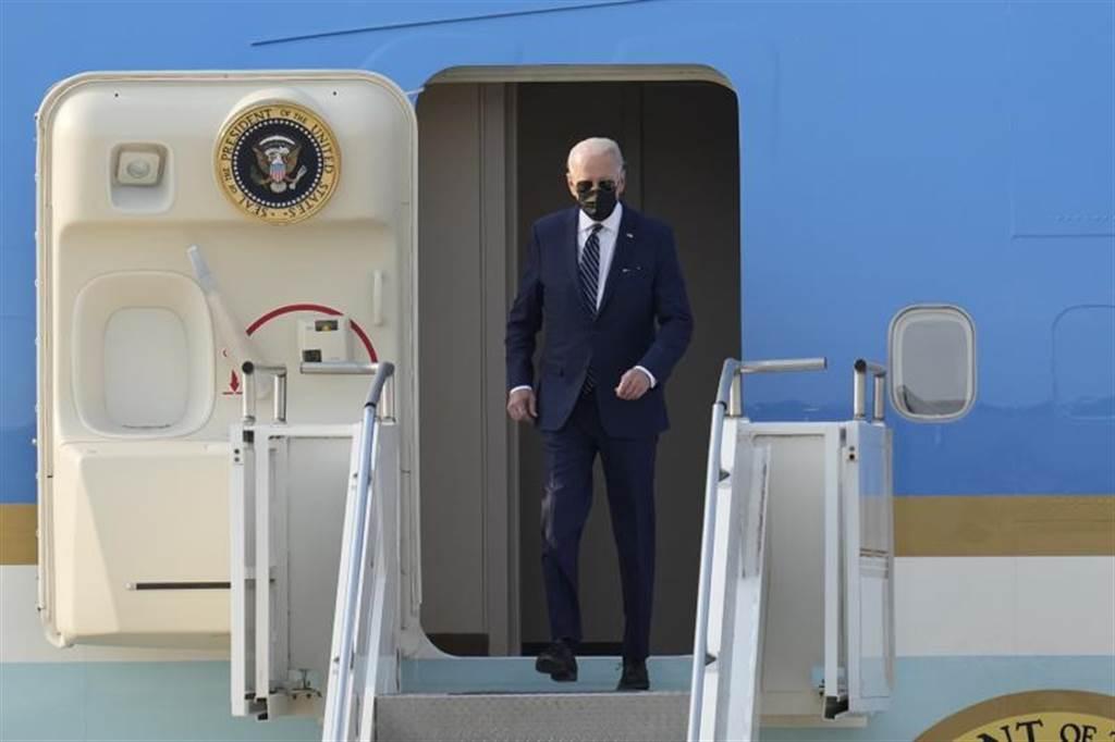 美國總統拜登20日下午乘坐專機，飛抵位於南韓京畿道烏山的駐韓美軍空軍基地。 (美聯社)