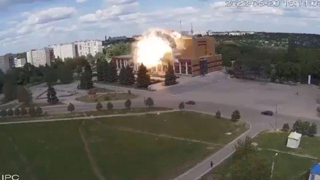 洛佐瓦（Lozova）市的文化中心被飛彈擊中（圖/路透）