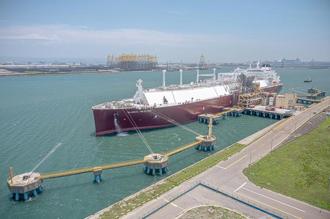 中油台中液化天然氣廠 成功靠卸18萬立方公尺級液化天然氣船