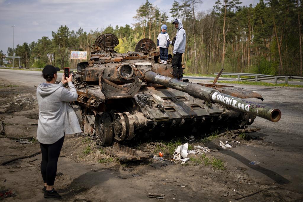 有小朋友在被摧毀的俄軍坦克上玩耍（圖/美聯社）
