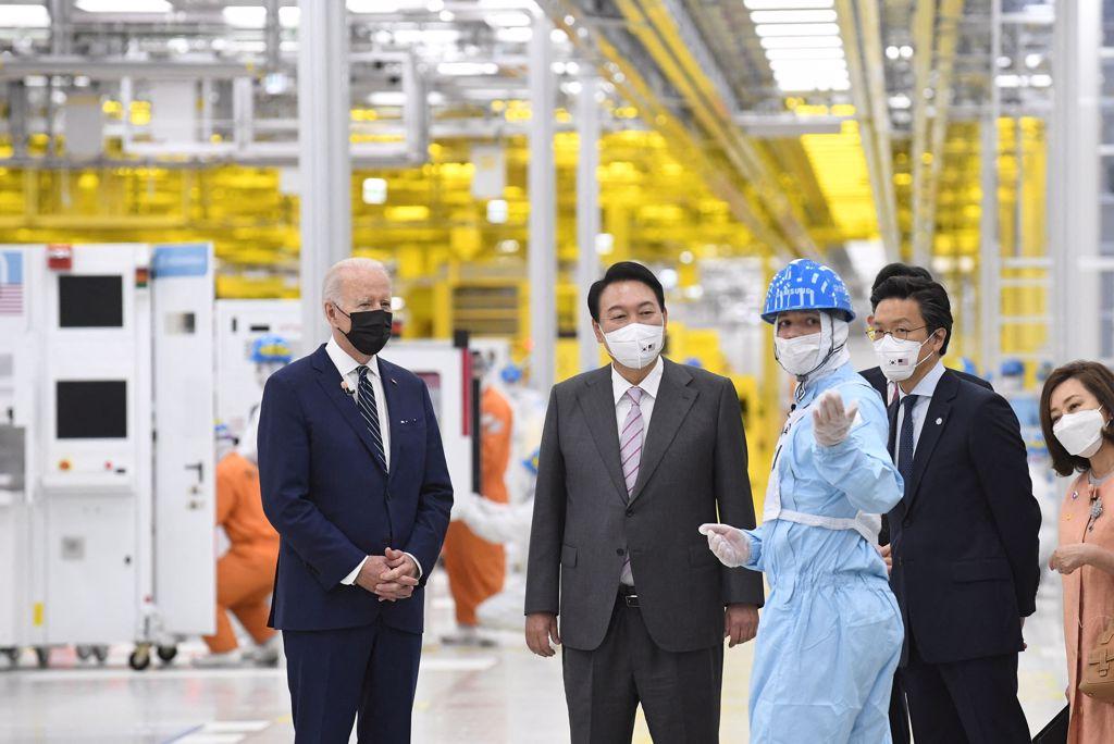 拜登參訪南韓三星工廠。（圖／路透社）