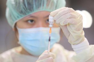 陳時中表示，已正式與輝瑞、BNT及上海復星簽約，食藥署也在昨天下午通過輝瑞BNT兒童疫苗緊急授權（EUA）；圖為BNT疫苗。（報系資料照／張鎧乙攝）