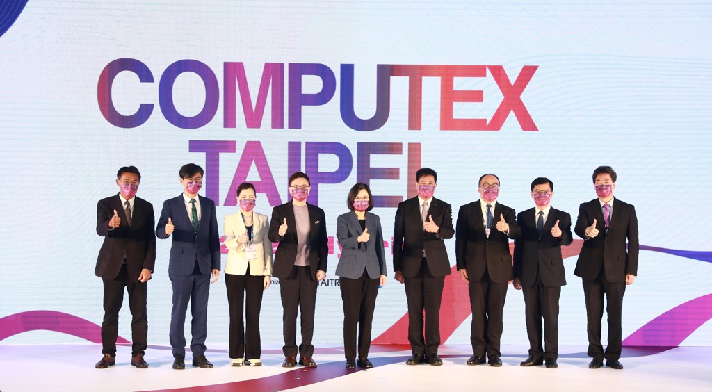 COMPUTEX 2022開幕典禮。圖左起，貿易局副局長李冠志、技術處處長邱求慧、經濟部部長王美花(左3)、外貿協會董事長黃志芳(左4)、總統蔡英文(中)、台北市電腦公會理事長彭(又又)浪(右4)、工業局局長呂正華、中小企業處處長何晉滄、世貿中心董事長莊碩漢。（COMPUTEX提供）