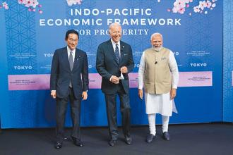 美國總統拜登（中）23日與日本首相岸田文雄（左）及印度總理莫迪一起宣布啟動「印太經濟架構」（IPEF）。圖／美聯社