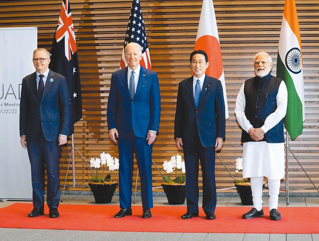 日本、印度、澳洲、美國的「四方安全對話」（QUAD）24日在東京舉行，圖左至右為澳洲總理艾班尼斯、美國總統拜登、日本首相岸田文雄、印度總理莫迪。圖／美聯社