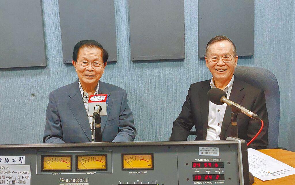 趙守博資政主持「台灣加油無所不談」節目，邀請台灣永續能源研究基金會董事長簡又新博士，對談「2050淨零碳排路徑圖」，關心環保趨勢。圖／趙守博提供