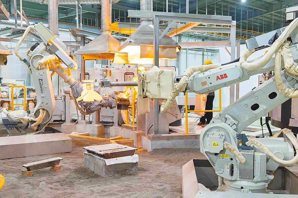 富鴻公司專為精密鑄造業開發的自動化澆鑄生產線。圖／莊富安