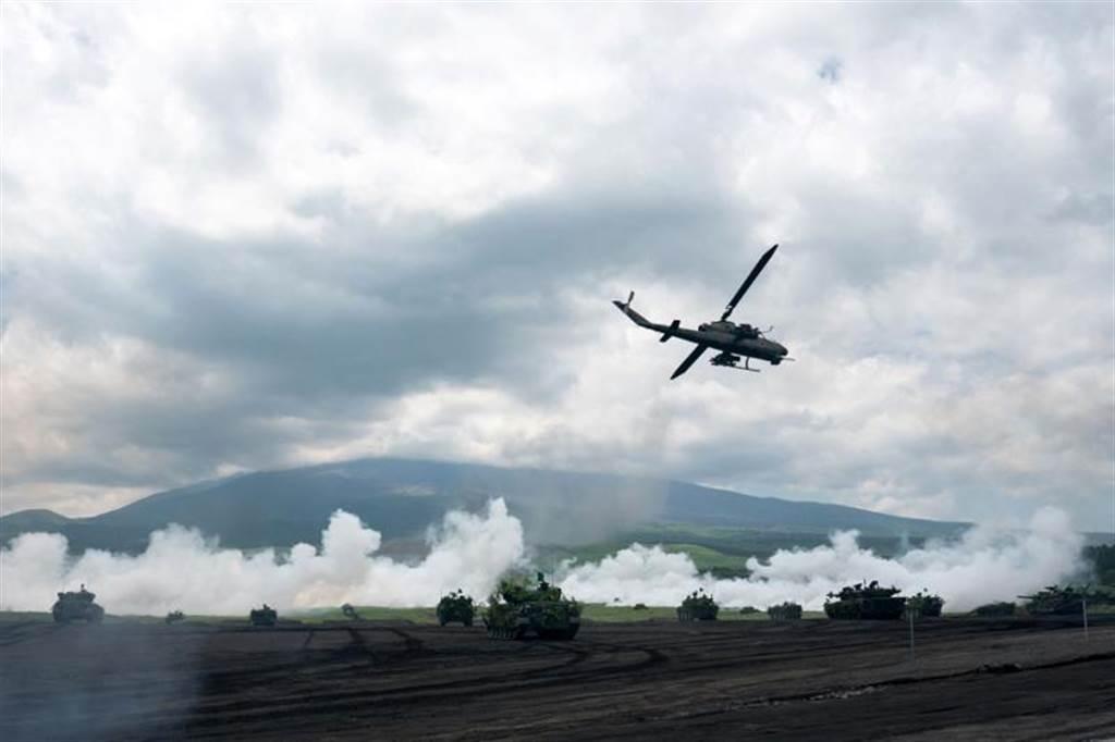 日本陸上自衛隊28日在靜岡縣的東富士演習場，舉行日本國內最大規模的坦克和火炮實彈射擊演習，首次投入了V-22「魚鷹」運輸機。（路透照片）