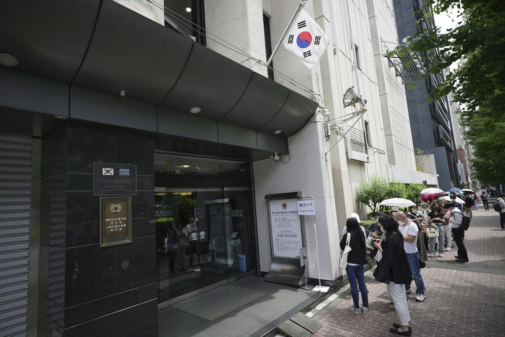 日本南韓大使館前大排長龍申請赴韓簽證（圖/路透）