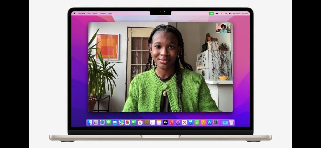 蘋果全新的MacBook Air搭載全新的1080p FaceTime HD相機，加上M2先進影像處理器優異的處理能力，視訊時就更清晰。（翻攝直播畫面）