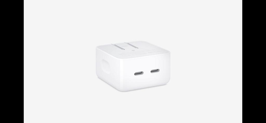 蘋果推出全新提供多種充電選擇，包括全新35W雙USB-C埠小型電源轉接器，可同時為兩台裝置充電，定價1690元。（翻攝直播畫面）