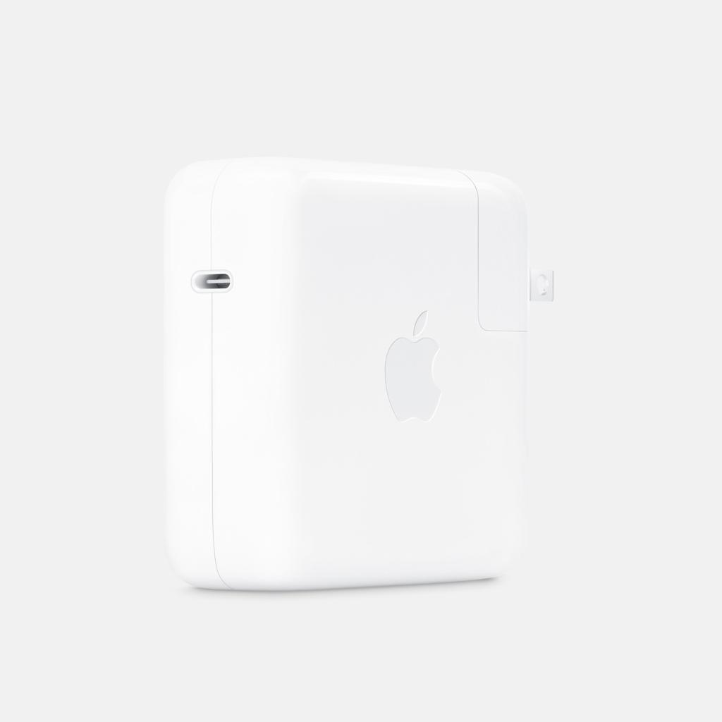 蘋果全新的MacBook Air也首次支援快充，只要選購67W USB-C電源轉接器，即能在短短30分鐘充飽50%的電，定價1690元。（蘋果提供）