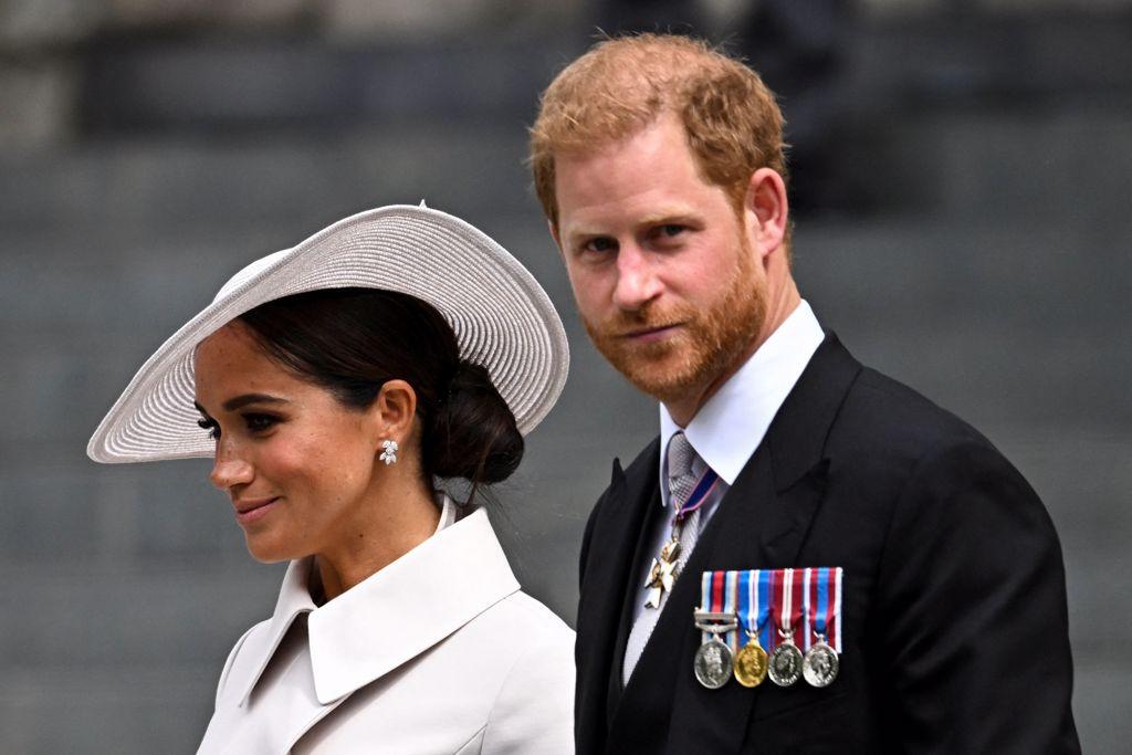 英國薩塞克斯公爵夫婦哈利和梅根3日十指緊扣，一起離開慶祝英國女王登基70周年的倫敦聖保羅大教堂（St. Paul's Cathedral）感恩禮拜（National Service of Thanksgiving）會場。（路透）