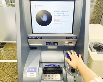永豐銀行掌靜脈辨識擴大至自動櫃員機（ATM）設備，免攜帶提款卡或智慧型手機，即可存款、提款、轉帳或查詢餘額，便利又安全。圖／永豐銀行提供