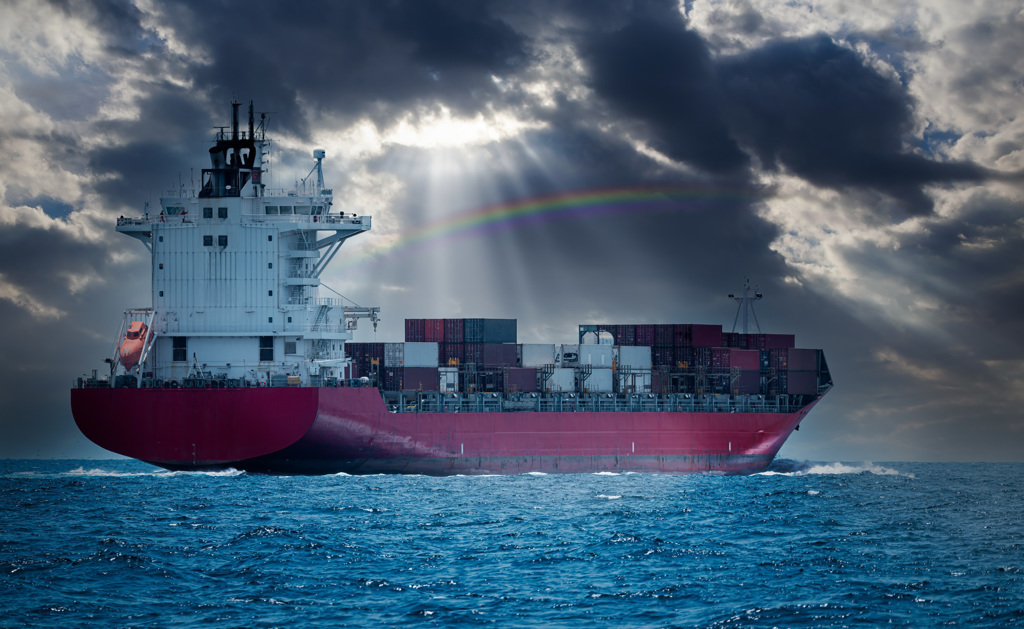美國會將拍板的《海運改革法》，除強化對境外航商的監管權，也擬限徵特殊費，讓貨櫃海運的運量與運價雙雙承壓。(示意圖/達志影像/Shutterstock)