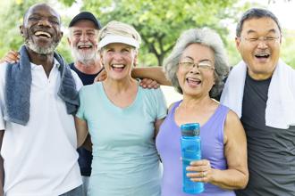 在全球最長壽國日本進行針對中老年人的大型研究結果顯示，健康飲食與生活方式即便只能執行其中幾樣，對於降低死亡風險、提高預期壽命都有明顯的作用。（圖／Shutterstock)