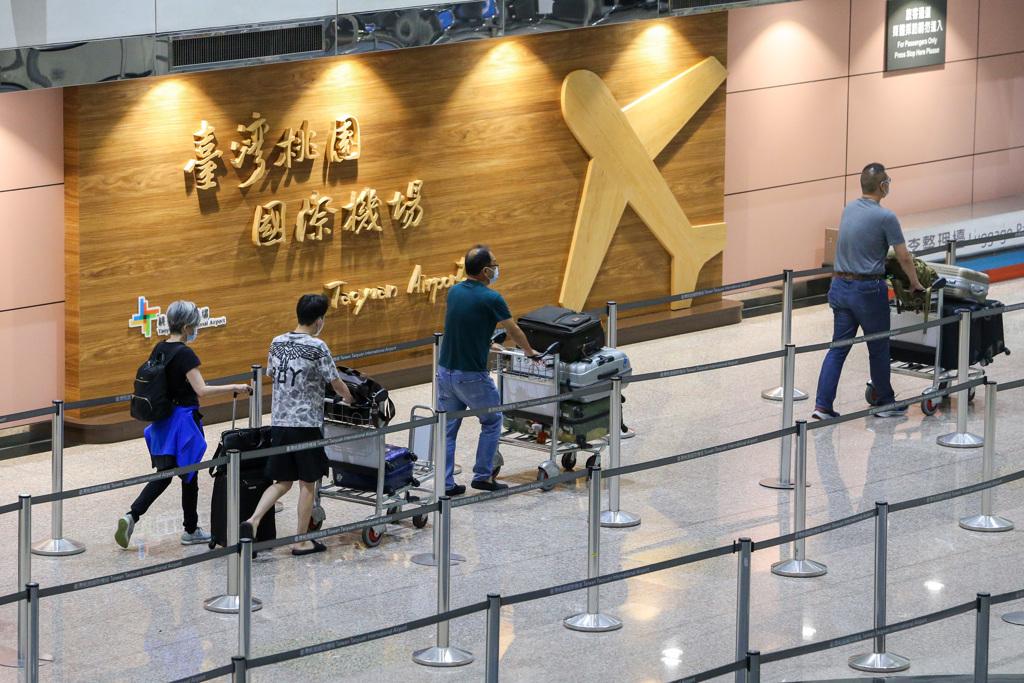 Omicron新變異株BA.4、BA.5來勢洶洶，台灣邊境已攔阻5起境外移入病例，是否會進入台灣社區，也引起外界關注。圖為桃園機場入境旅客。（陳麒全攝）