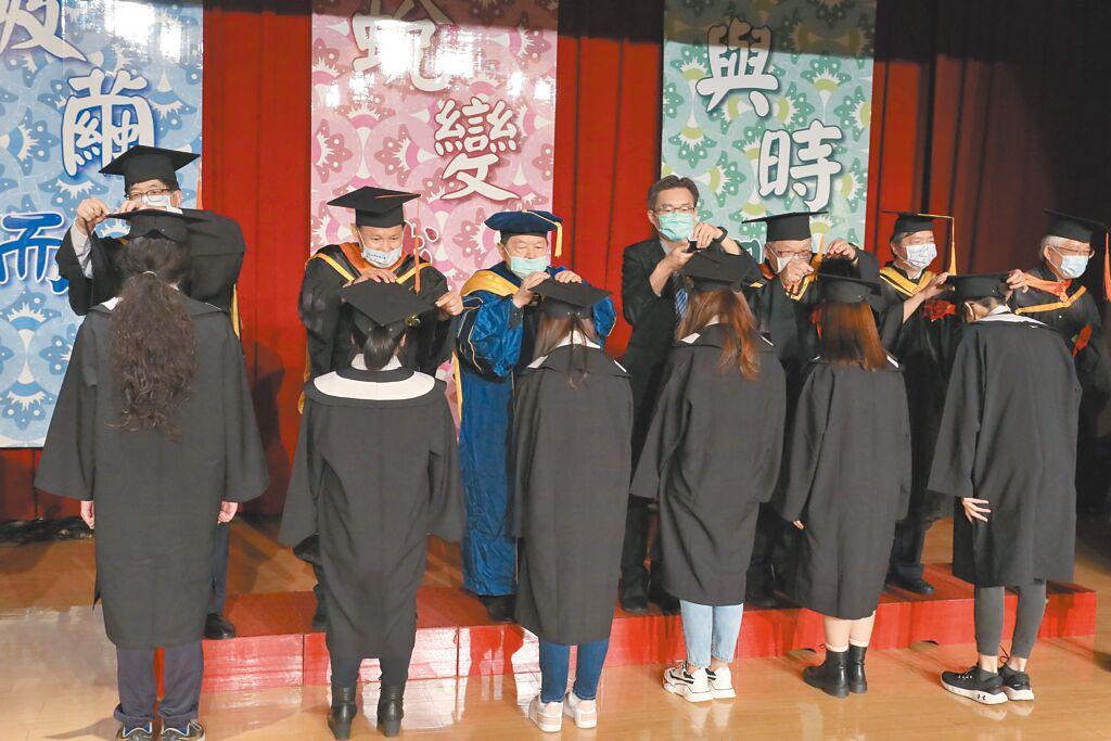 亞東科大畢典 期勉學生從心出發 - 商情 - 旺得富理財網