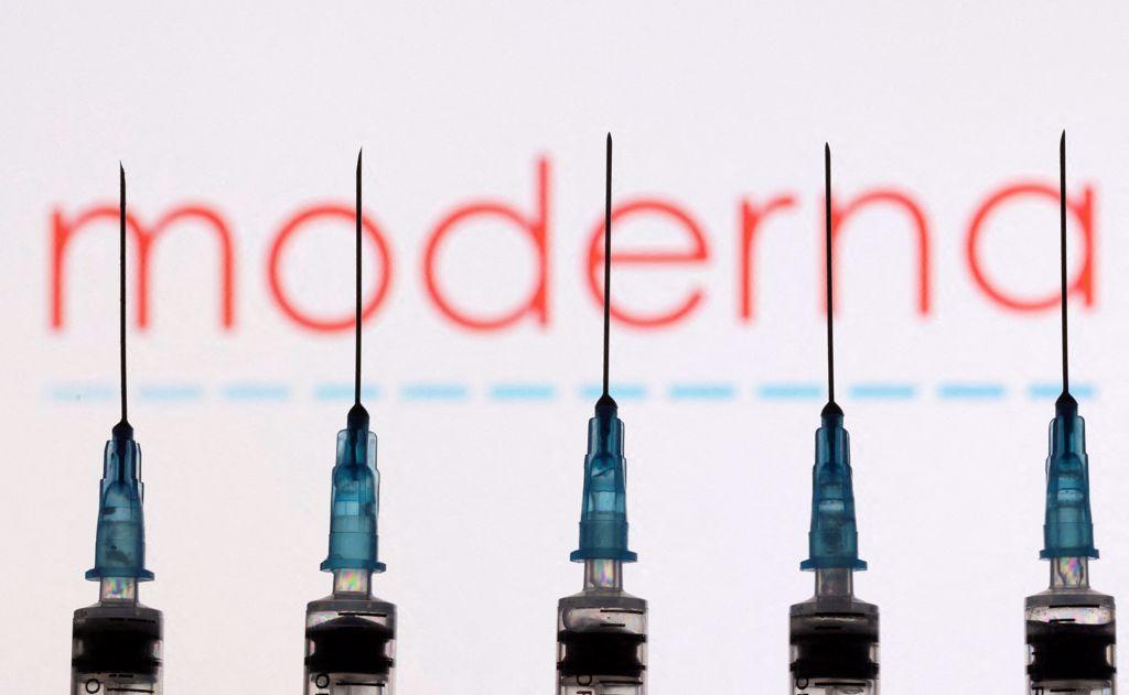 莫德納宣布，可望在今年秋季獲得授權的新COVID-19追加劑候選疫苗，在對抗Omicron最新亞型變異株時表現良好。（示意圖／路透社）