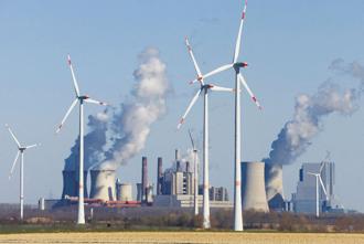 德國燃煤發電廠與風力發電。圖／路透