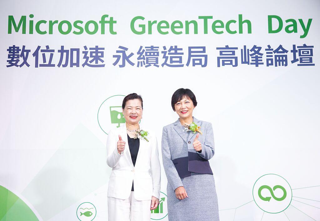 經濟部部長王美花（左）授花給台灣微軟首席營運長陳慧蓉（右）。圖／業者提供
