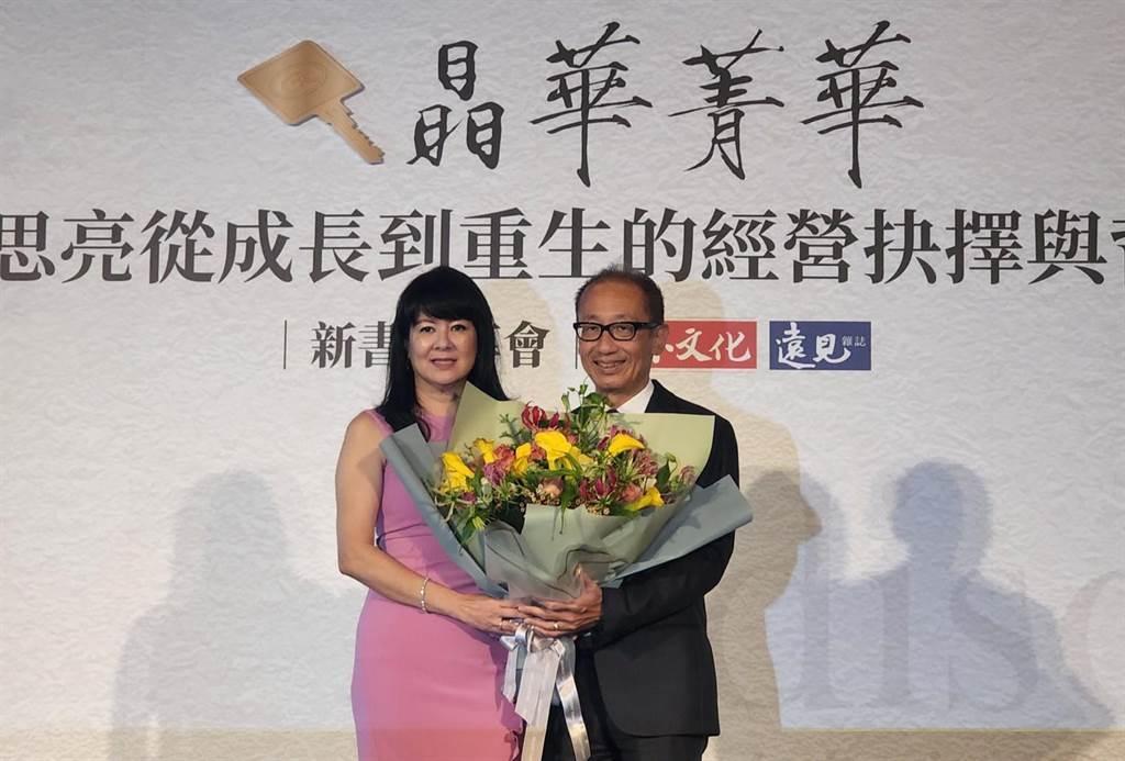 晶華酒店董事長潘思亮（右）出席新書發表會，妻子特別獻花祝賀。（黃琮淵攝）