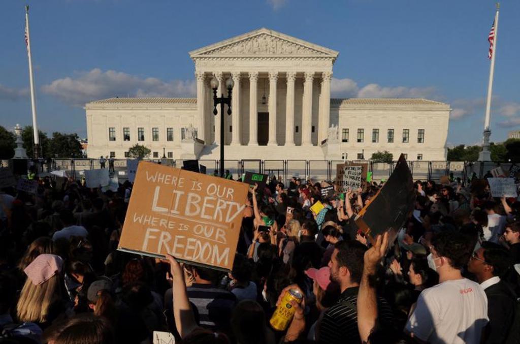美國民眾抗議最高法院推翻婦女墮胎的憲法保障。（圖／路透社）