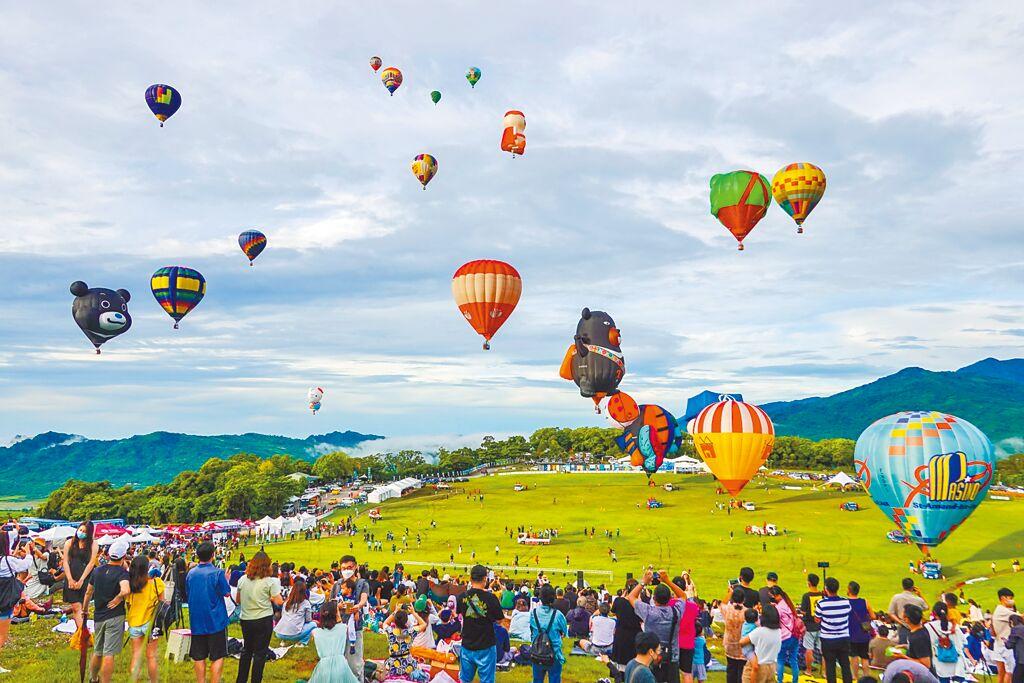 國旅復甦6月訂單翻倍，暑假會更旺。圖為台東熱氣球嘉年華2日開幕，吸引上萬名遊客熱情參與。（中新社）