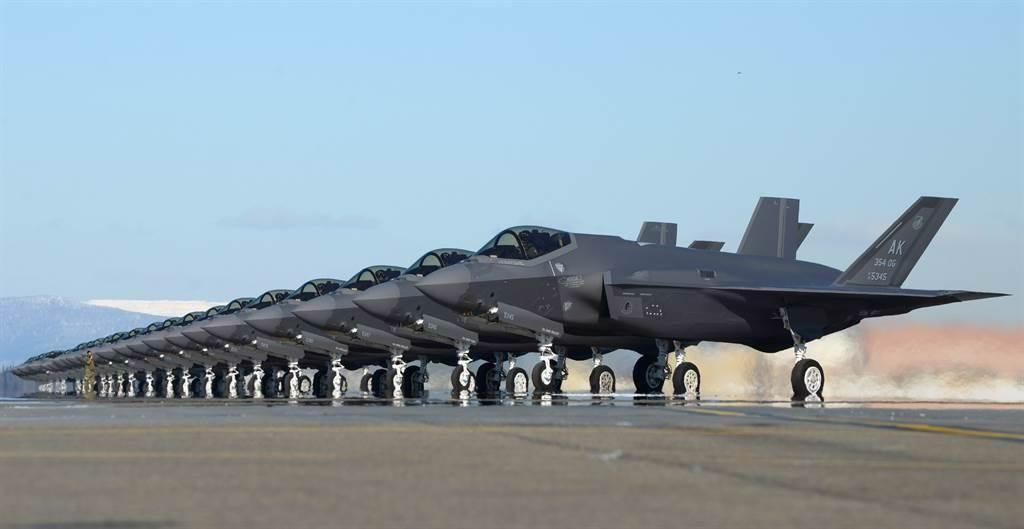 2021年4月7日，25架F-35A戰機在阿拉斯加艾爾生空軍基地（Eielson Air Force Base）一字排開，準備起飛參加軍演的畫面。（美國空軍）