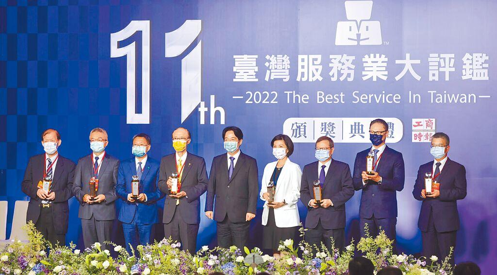 2022年7月5日，副總統賴清德（中）出席「2022年臺灣服務業大評鑑頒獎典禮」，與得獎者合影留念。（總統府提供）