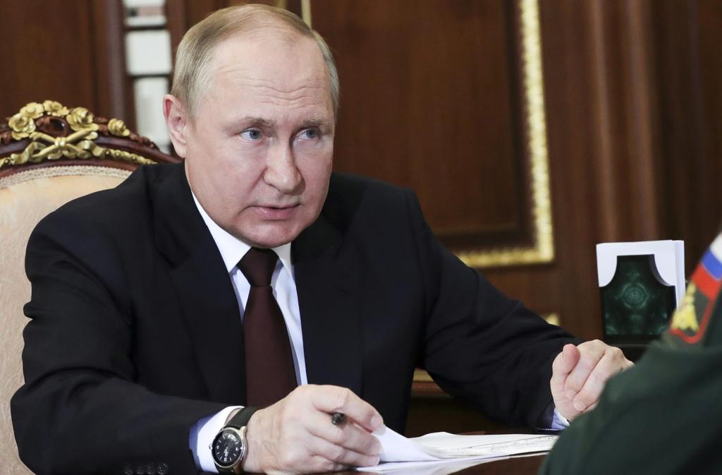 俄羅斯總統普丁7月4日在克宮聆聽國防部長蕭依古（Sergei Shoigu）報告的神情。（美聯社）