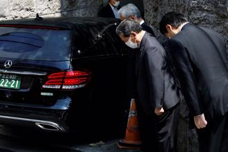 日本前首相安倍晉三的遺體9日已運抵東京住所，自民黨官員向他的靈車鞠躬致敬。（路透）