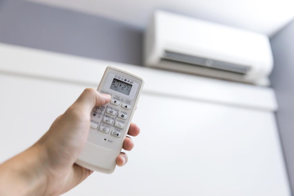 一名在外租屋的學生擔心冷氣吹太久讓電費爆表，上網請益省錢的方法。（示意圖／shutterstock）