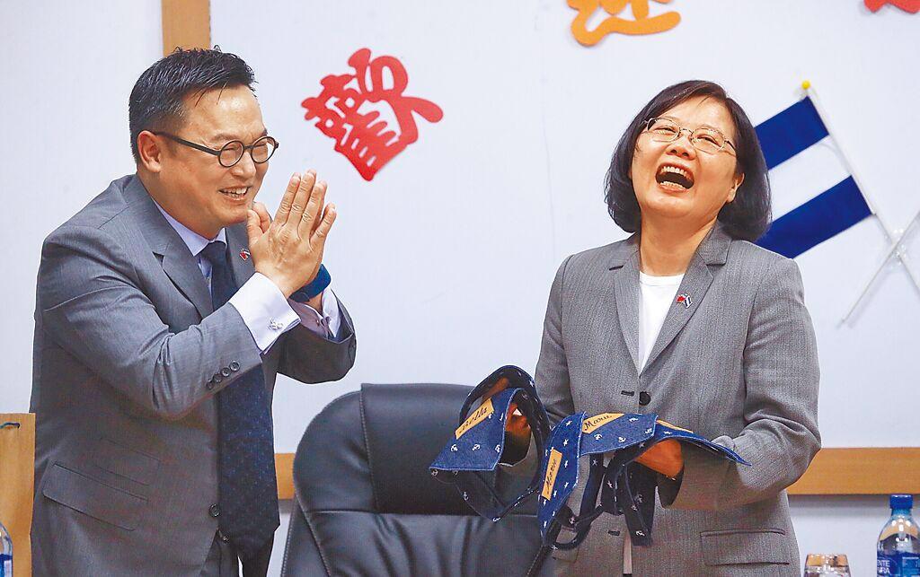 2017年，如興紡織前董事長陳仕修（左）致贈蔡英文總統（右）自家生產的牛仔布裁製狗狗領巾。（中央社）