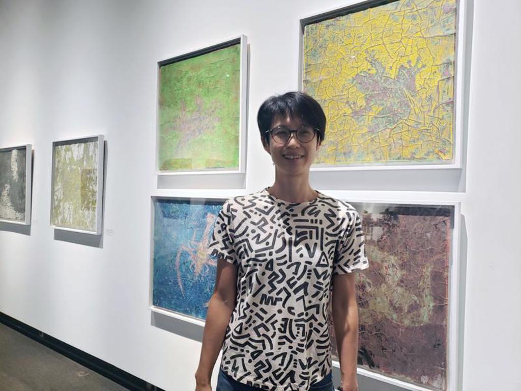台加藝術家5日起在溫哥華博物館聯展，其中台灣藝術家王郁雯（圖）展出一系列紙創作畫。
（圖/ 中央社）
