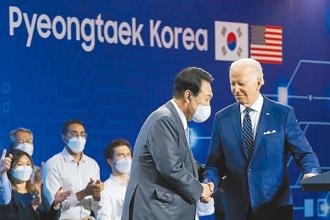 今年5月20日，美國總統拜登（右）飛抵南韓訪問，第一站就與南韓總統尹錫悅一道視察三星電子平澤半導體廠，此舉被指為宣告「美韓技術同盟」啟動。（美聯社）