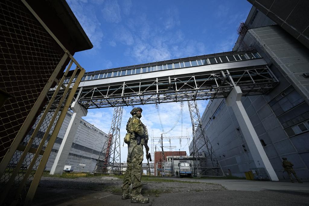 一名俄羅斯軍人守衛扎波羅熱核電廠的資料照片。（美聯社）