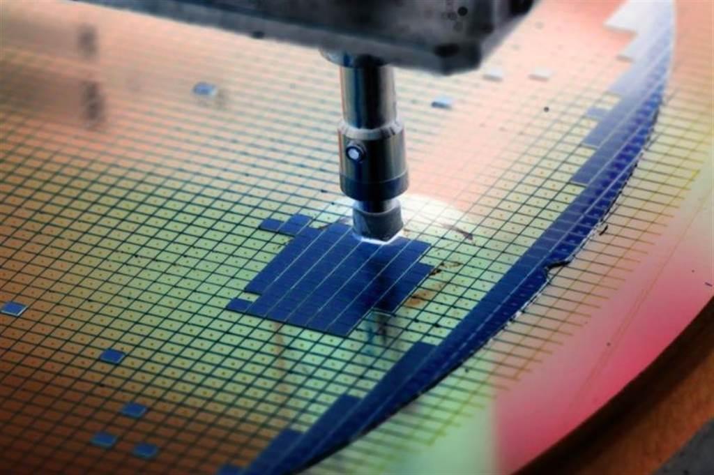 美參議院表決在即，拜登力推加強美國晶片生產並與中國競爭的法案。（圖：Shutterstock）