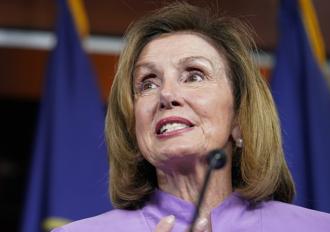 美國眾議院議長裴洛西（Nancy Pelosi）10日在國會山莊（Capitol Hill）記者會中發表談話的神情。（美聯社）