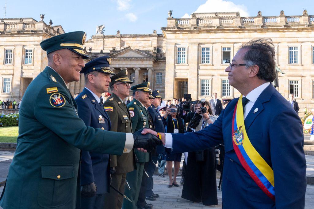 哥倫比亞總統佩特羅（Gustavo Petro）和哥國軍隊指揮官納瓦羅（Luis Fernando Navarro）將軍在宣誓就職後握手合影。（路透社）